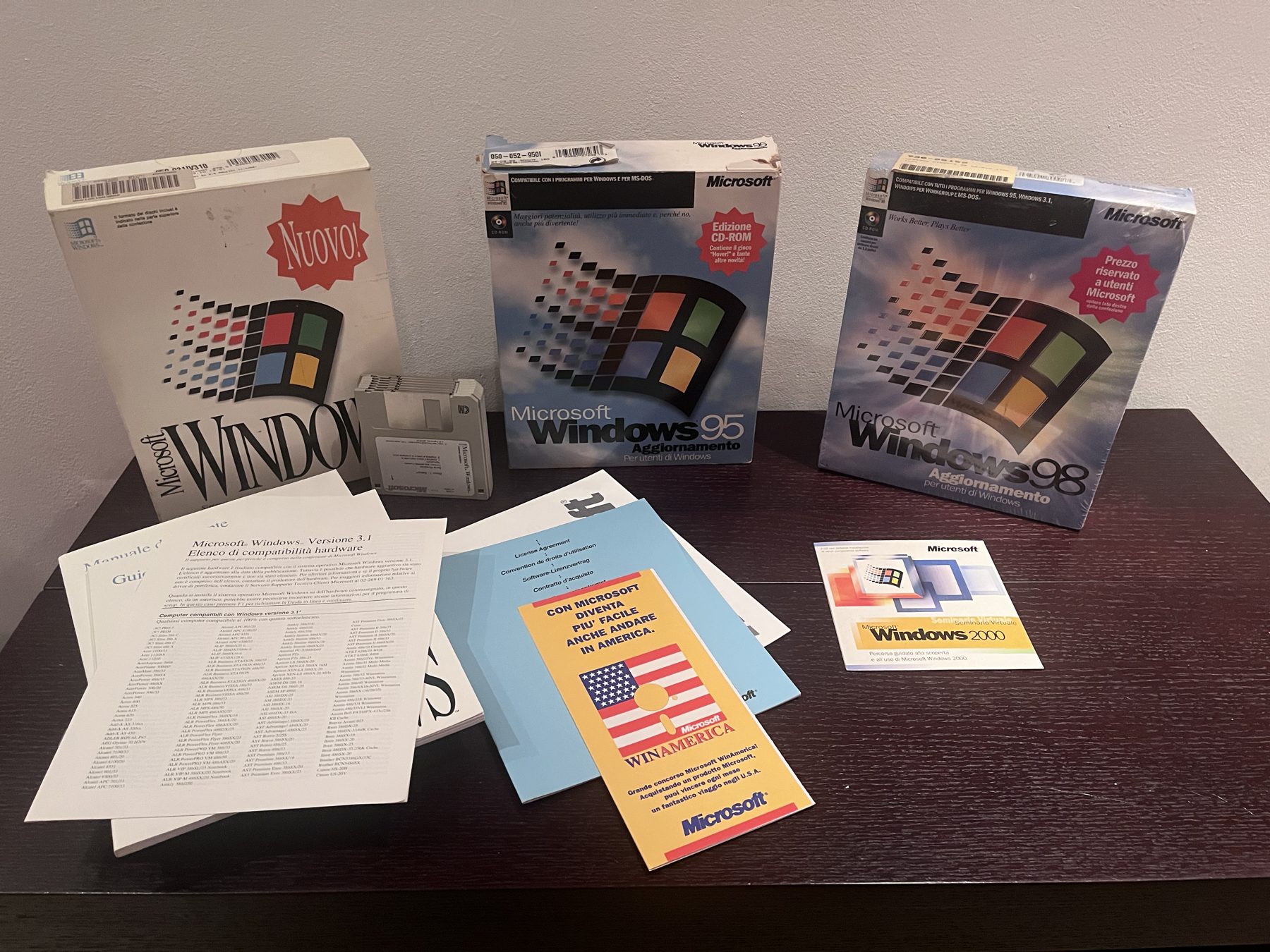 Confezioni originali di Windows 3.1, Windows 95 e Windows 98 con dischetti e manuali